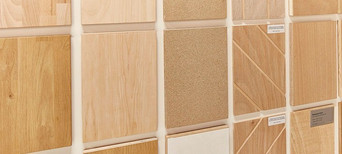 Ausstellung mit verschiedenen Plattenwerkstoffen in Holzoptik und Naturtönen, geeignet für Möbel- und Innenausbau.